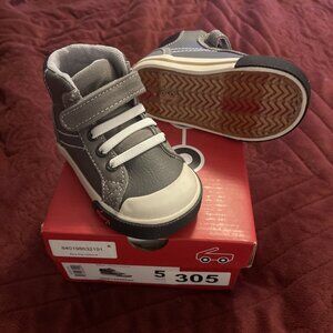 NWB New See Kai Run Dane Hi Top Grey leather sneakers, Little kids Sz 5 Gray